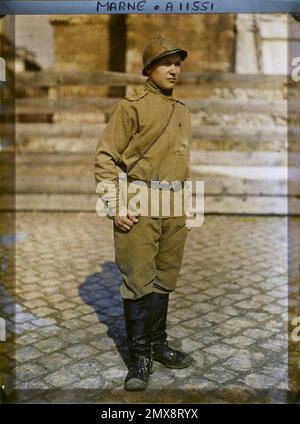 Reims, Marne, Champagne, französischer russischer Soldat, Vorplatz der Kathedrale , 1917 - Marne - Fernand Cuville (fotografischer Teil der Armeen) Stockfoto