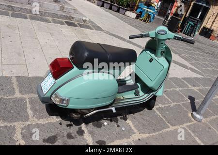 Ein Motorroller Piaggio Vespa PX150E, die Hauptrolle im italienischen Wohnungsbau und in der EU. Dieses sizilianische Beispiel wurde am Ende seiner 21-jährigen Lebensdauer angeführt. Stockfoto