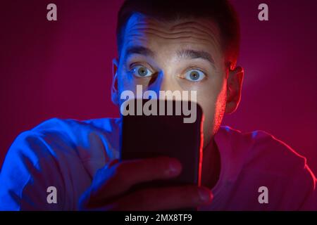 Konzept von Cyberkriminalität, Hacken von Passwörtern und Bankkonten. Sicherheitswarnung auf dem Smartphone-Bildschirm. Antivirus-Warnung. Privates Datenschutzsystem nicht Stockfoto