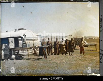 Ourga, Mongolei eine Gruppe von Lamas in der Nähe von Jurten und Autos entworfen 1913 - Mongolei - Stéphane Passet - (Juli 6-25) Stockfoto