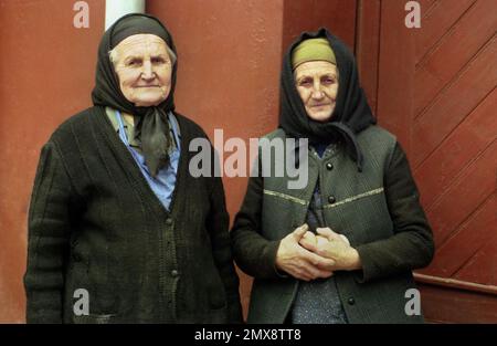 Ältere Frauen in Sibiu County, Rumänien, ca. 1999 Stockfoto