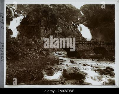 Rjukan, Norwegen kleine Steinbrücke am Fuße eines Wasserfalls , 1910 - Voyage of Albert Kahn and Auguste Léon in Skandinavien - (9. August - 14. September) Stockfoto