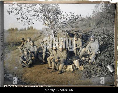 Coucy-la-Ville, Aisne, Frankreich ruhend vor ihrem Unterschlupf , 1917 - verwüstete Regionen, Somme, Oise, Aisne - Fernand Cuville (Fotoabteilung der Armee) - (September - Oktober) Stockfoto