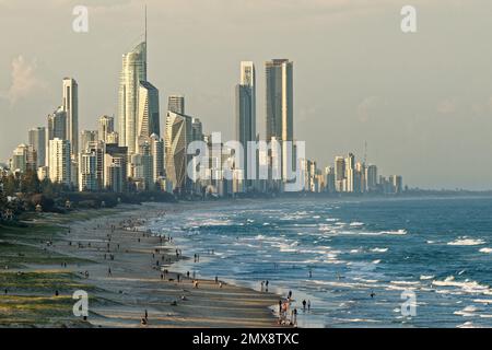 Landschaft der Gold Coast, Stadt neben Brisbane in Australien, Abend- oder Morgensonne am Strand, blaues Meer mit Wellen und Wolkenkratzern. Australische Hure Stockfoto