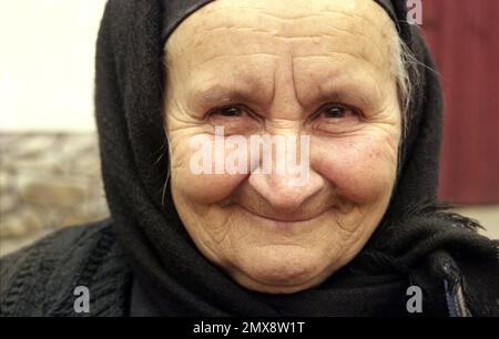 Porträt einer älteren Witwe im Kreis Sibiu, Rumänien, ca. 2000 Stockfoto