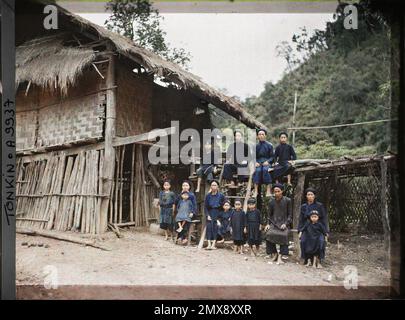 Lung-Phai, Tonkin, Indochina der thailändischen Dorfbewohner (Thô) in der Nähe eines Hauses, Léon beschäftigt in Indochina Stockfoto