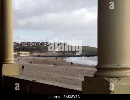 Blick vom Pavillon, Barry Island über die Whitemore Bay. Januar 2023. Im Winter. Zyl Stockfoto