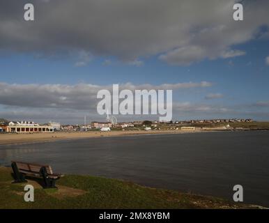 Bank mit Blick auf Whitmore Bay, Barry Island. Januar 2023. Im Winter Stockfoto