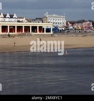 Kaltes Wasser schwimmen im Winter, Whitmore Bay, Barry Island. Januar 2023. Im Winter. Ganzjähriges Schwimmen. Stockfoto