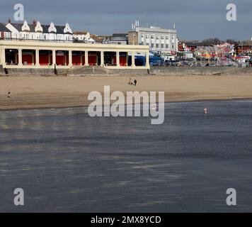 Kaltes Wasser schwimmen im Winter, Whitmore Bay, Barry Island. Januar 2023. Im Winter. Ganzjähriges Schwimmen. Stockfoto