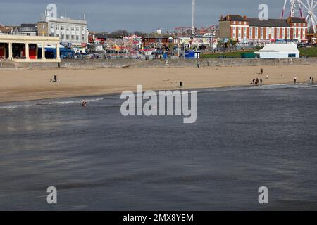 Kaltes Wasser schwimmen im Winter, Whitmore Bay, Barry Island. Januar 2023. Im Winter. Ganzjähriges Schwimmen. Stockfoto