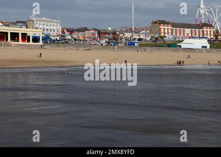 Kaltes Wasser schwimmen im Winter, Whitmore Bay, Barry Island. Januar 2023. Im Winter. Ganzjähriges Schwimmen. Stockfoto