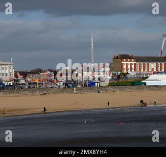 Kaltes Wasser schwimmen im Winter, Whitmore Bay, Barry Island. Januar 2023. Im Winter. Ganzjähriges Schwimmen. Stockfoto