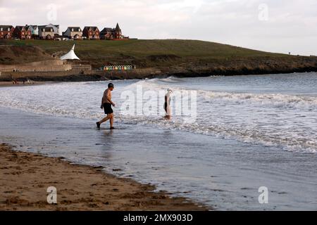 Tapfere, reife Paare schwimmen im Winter in Whitmore Bay, Barry Island. Januar 2023. Winter Stockfoto