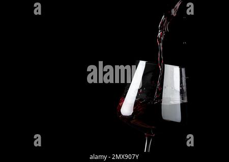 Ein Glas Rotwein auf schwarzem Hintergrund, mit Kopierbereich Stockfoto