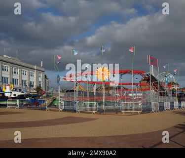 Fahrgeschäfte auf der Promenade, geschlossen für den Winter. Barry Island. Januar 2023. Im Winter. Zyl Stockfoto