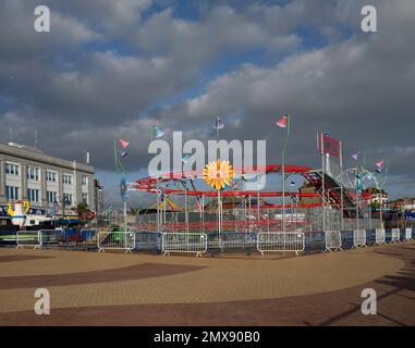 Fahrgeschäfte auf der Promenade, geschlossen für den Winter. Barry Island. Januar 2023. Im Winter. Zyl Stockfoto