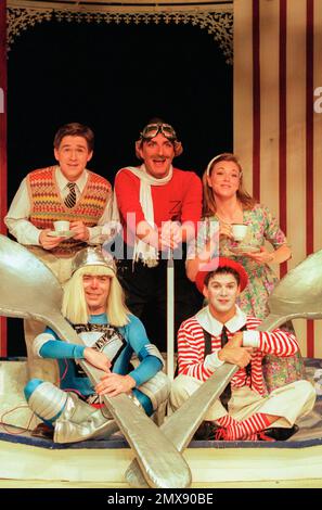 Im Uhrzeigersinn von vorne links: Gary Fairhall, Simon Connolly, Kit Hesketh-Harvey (hinten Mitte), Nicola Fulljames, Richard Sisson in SALAD DAYS at the Vaudeville Theatre, London WC2 18/04/1996 Musik: Julian Slade Texte: Julian Slade & Dorothy Reynolds Design: Patrick Connellan Beleuchtung: Bill Bray Choreographie Regisseur in: Lindsay San Stockfoto