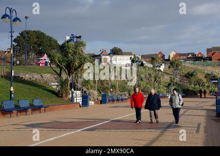 Drei Frauen auf der Promenade, Barry Island. Januar 2023. Im Winter. Stockfoto