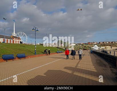 Drei Frauen auf der Promenade, Barry Island. Januar 2023. Im Winter. Stockfoto