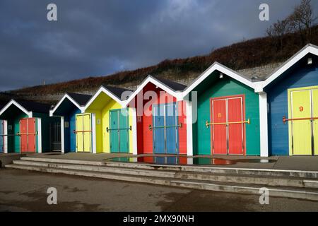 Farbenfrohe, hell bemalte Holzhütten auf Barry Island, außerhalb der Saison eingesperrt. Januar 2023. Im Winter Stockfoto