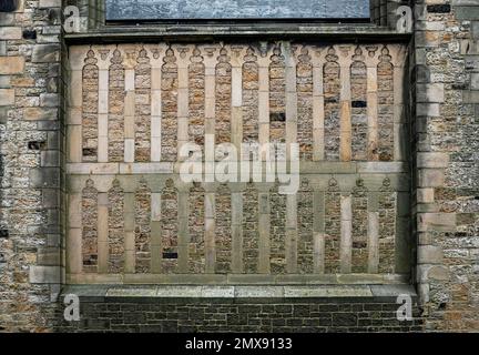 Dekoratives Mauerwerk - Kirchenwand Stockfoto