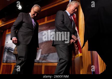 Washington, Vereinigte Staaten Von Amerika. 02. Februar 2023. Der Mehrheitsführer des US-Senats Chuck Schumer (Demokrat von New York), Left, und US-Senator Chris Van Hollen (Demokrat von Maryland), Right, verlassen am Donnerstag, den 2. Februar 2023, eine Pressekonferenz über die mögliche nationale Schuldenkrise im Capitol in Washington, DC. Kredit: Julia Nikhinson/CNP/Sipa USA Kredit: SIPA USA/Alamy Live News Stockfoto