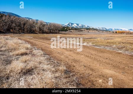 Schlammigen Spuren auf einer Ranch dirt road; Colorado; USA Stockfoto