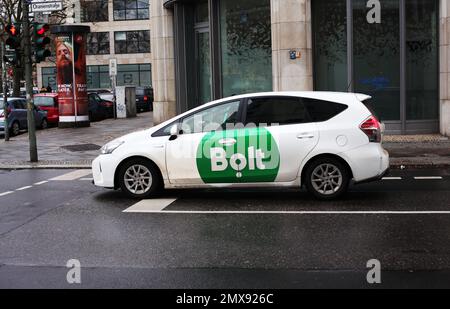 Berlin, Deutschland. 08. Januar 2023. 08.01.2023, Berlin. An einer Ampelkreuzung in Kreuzberg steht ein Auto mit dem Logo des estnischen Mobilitätsdienstleisters Bolt. Kredit: Wolfram Steinberg/dpa Kredit: Wolfram Steinberg/dpa/Alamy Live News Stockfoto