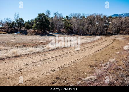 Schlammigen Spuren auf einer Ranch dirt road; Colorado; USA Stockfoto