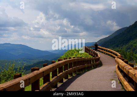 Der James Walker Robinson Memorial Scenic Overlook liegt außerhalb von Norton, Virginia. Die Rampe führt zu einem malerischen Blick auf Powell Mountain und Tal. Hist Stockfoto