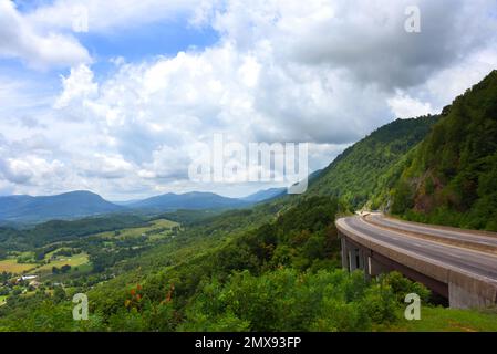 Der James Walker Roberson Memorial Scenic Drive führt durch die Appalachian Mountains in Virginia, südlich von Norton. Der Himmel ist bedeckt mit blauem Blick Stockfoto