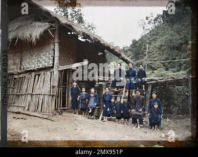 Lung-Phai, Tonkin, Indochina der thailändischen Dorfbewohner (Thô) in der Nähe eines Hauses, Léon beschäftigt in Indochina Stockfoto