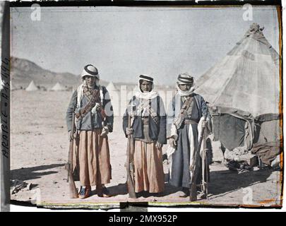 (Französisch - Quweira , Arabie ( actuelle Jordanie ) Trois jeunes combattants des Forces arabes du royaume du Hedjaz). Stockfoto