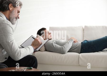 Psychotherapeut und Patient in der Praxis. Hypnotherapiesitzung Stockfoto