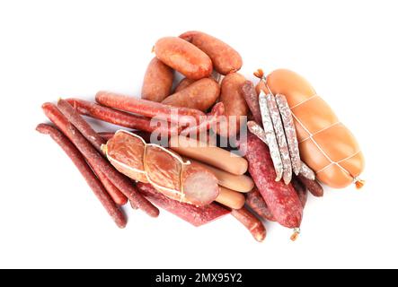 Verschiedene leckere Würstchen auf weißem Hintergrund. Fleischerzeugnis Stockfoto