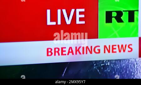 Warschau, Polen. 21. Februar 2022 Foto des RT TV-Logos auf einem fernsehbildschirm. Stockfoto