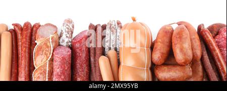 Verschiedene leckere Würstchen auf weißem Hintergrund, Draufsicht. Fleischerzeugnis Stockfoto