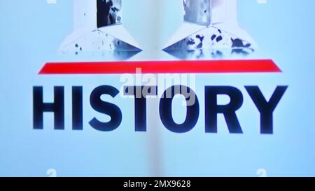 Warschau, Polen. 21. Februar 2022 Foto des Logos „Historie“ auf einem fernsehbildschirm. Stockfoto