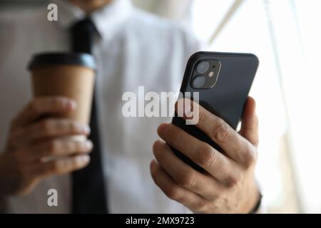 MYKOLAIV, UKRAINE - 16. MÄRZ 2020: Mann mit iPhone 11 Black in Innenräumen, Nahaufnahme Stockfoto