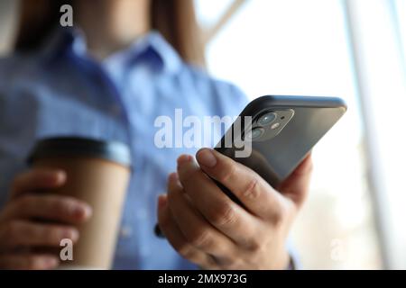 MYKOLAIV, UKRAINE - 16. MÄRZ 2020: Frau mit iPhone 11 Black in Innenräumen, Nahaufnahme Stockfoto