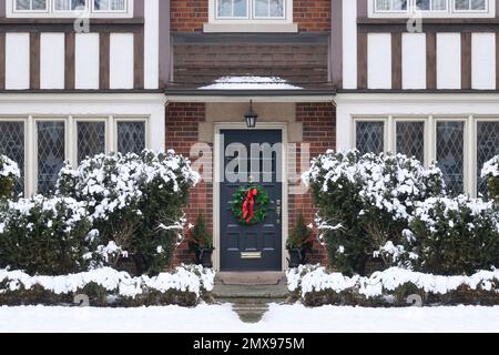 Haus im TUDOR-Stil mit Bleiglasfenstern im Winter Stockfoto