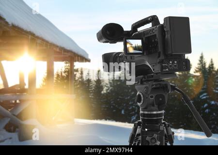 Aufnahme des Pavillons in der Nähe des Waldes mit einer professionellen Videokamera Stockfoto