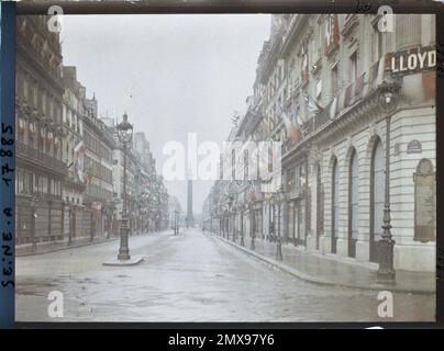 Paris (Ier-iie Arr.), Frankreich die Rue de la Paix, dekoriert mit alliierten Flaggen für die Siegesfeste vom 13. Und 14. Juli, in der Ferne die Vendôme-Säule, Stockfoto