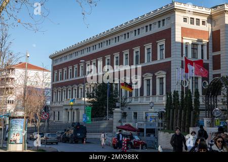 2. Februar 2023: Das deutsche Generalkonsulat im Bezirk Beyoglu in Istanbul ist wegen möglicher Proteste und Terrorismus am 2. Februar 2023 in Istanbul, Turkiye, vorübergehend für Besucher geschlossen. Nach Deutschland, England, den Niederlanden, Italien, Belgien und Frankreich, Das Generalkonsulat der Schweiz in Istanbul kündigte an, dass es aus Sicherheitsgründen bis zu einer zweiten Ankündigung geschlossen wird. (Kreditbild: © Tolga Ildun/ZUMA Press Wire) NUR REDAKTIONELLE VERWENDUNG! Nicht für den kommerziellen GEBRAUCH! Stockfoto