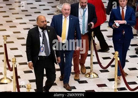 Washington, Vereinigte Staaten. 02. Februar 2023. Der Mehrheitsführer des United States House Steve Scalise (Republikaner von Louisiana) führt am Donnerstag, den 2. Februar 2023, durch das Kapitol in Washington, DC. Kredit: Julia Nikhinson/CNP/dpa/Alamy Live News Stockfoto