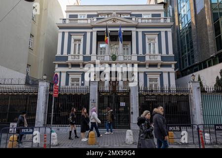 2. Februar 2023: Belgisches Generalkonsulat im Bezirk Beyoglu von Istanbul, wurde wegen möglicher Proteste und Terrorismus am 2. Februar 2023 in Istanbul, Turkiye, vorübergehend für Besucher geschlossen. Nach Deutschland, England, den Niederlanden, Italien, Belgien und Frankreich, Das Generalkonsulat der Schweiz in Istanbul kündigte an, dass es aus Sicherheitsgründen bis zu einer zweiten Ankündigung geschlossen wird. (Kreditbild: © Tolga Ildun/ZUMA Press Wire) NUR REDAKTIONELLE VERWENDUNG! Nicht für den kommerziellen GEBRAUCH! Stockfoto