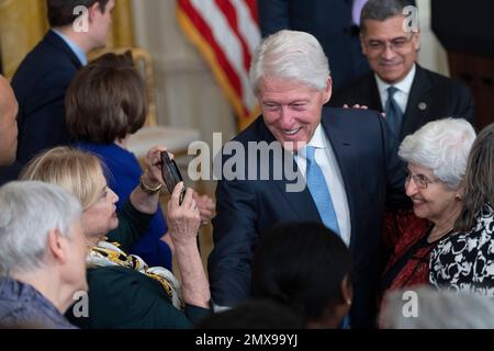 Der ehemalige US-Präsident Bill Clinton begrüßt die Gäste, während er am 2. Februar 2023 eine Feier anlässlich des 30. Jahrestags des Family and Medical Leave Act im Weißen Haus in Washington, DC, ablegt. Kredit: Chris Kleponis/CNP Stockfoto