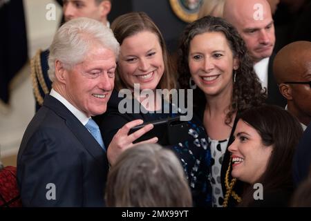 Der ehemalige US-Präsident Bill Clinton posiert für Fotos mit Gästen, während er am 2. Februar 2023 eine Feier anlässlich des 30. Jahrestags des Family and Medical Leave Act im Weißen Haus in Washington, DC, verlässt. Kredit: Chris Kleponis/CNP Stockfoto