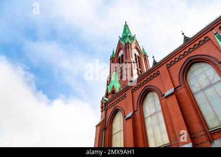 Gotische Wiederbelebung des 19. Jahrhunderts, rote Backsteinkirche St. John's Church, Sydnes, Bergen, Norwegen Stockfoto